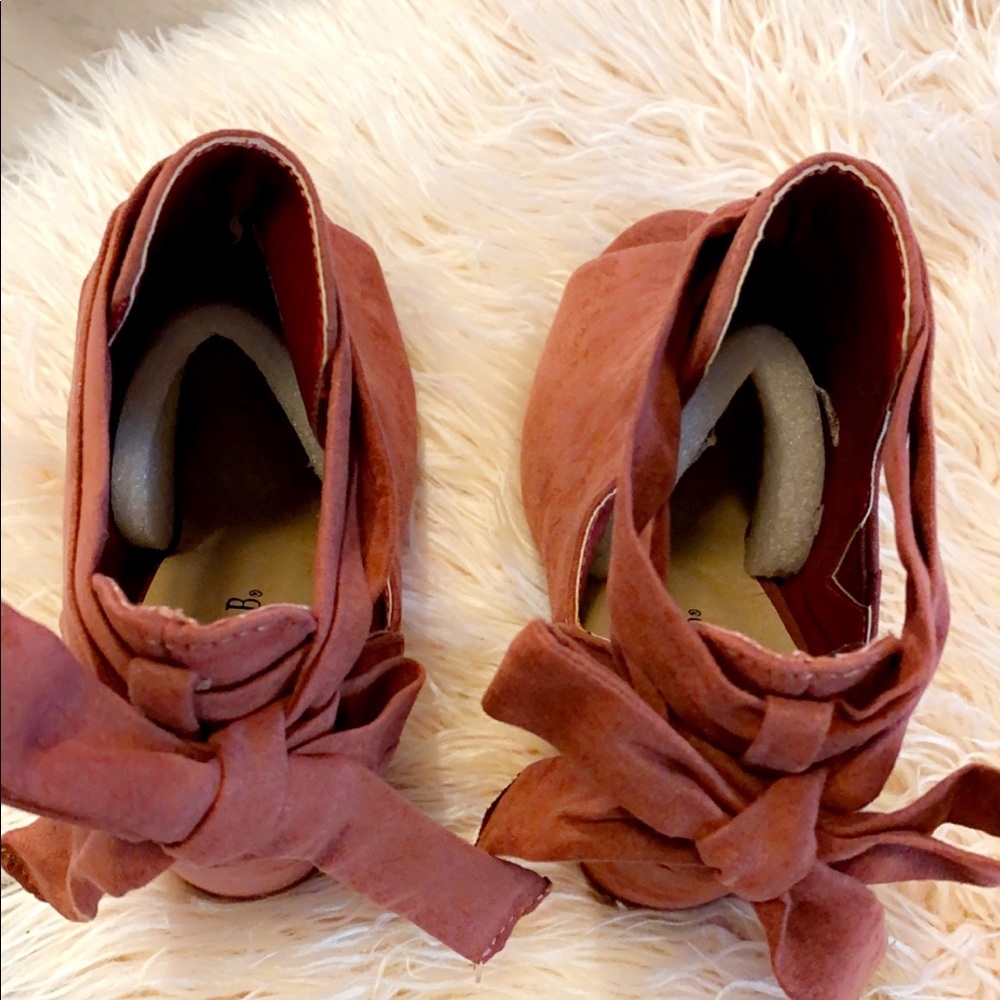 SOLD ‼️ JustFab suede-like blocked heel w wrap around bow